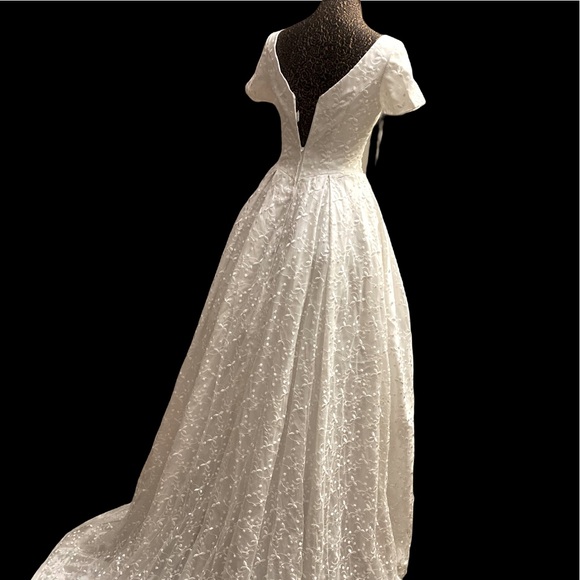 💚🤍NWOT/EMBROIDERED LACE WEDDING DRESS/ #004 - Picture 10 of 17